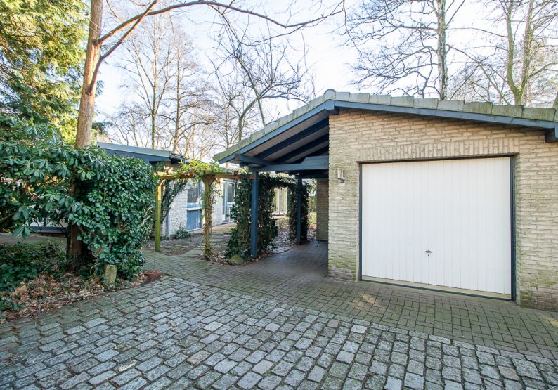 Garage und Stellplatz